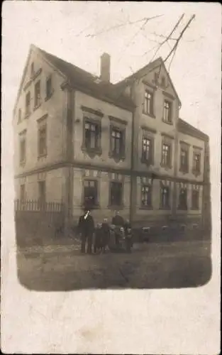 Foto Ak Dresden Cotta, Gottfried Keller Straße 10, Familie vor einem Wohnhaus, Karl Meier