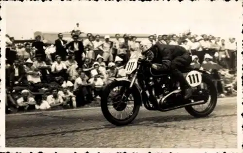 Foto Autobahn Dresden Hellerau 26.7.1953, Motorradrennen, Gerhard Richter, Triumpf