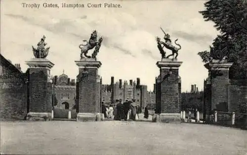 Ak Richmond upon Thames London England, Hampton Court Palace, Trophy Gates