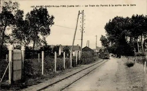 Ak Saint Brévin les Pins Loire Atlantique, Pornic-Zug am Bahnhofsausgang