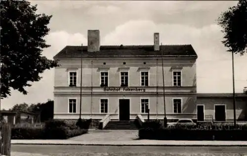 Ak Falkenberg an der Elster, Bahnhof von der Straßenseite