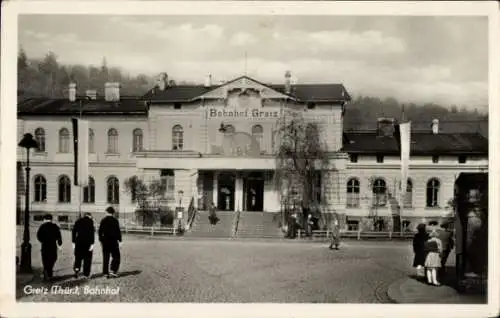 Ak Greiz in Thüringen, Blick auf den Bahnhof, Passanten