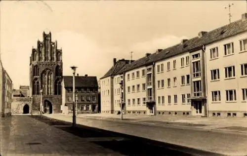 Ak Neubrandenburg in Mecklenburg, Treptower Tor