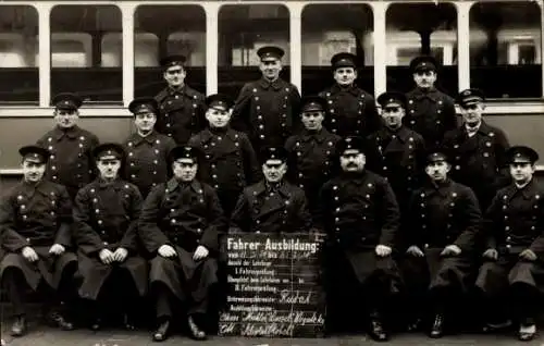 Foto Ak Berlin ?, Fahrer-Ausbildung, Straßenbahnfahrer, Gruppenaufnahme 1930