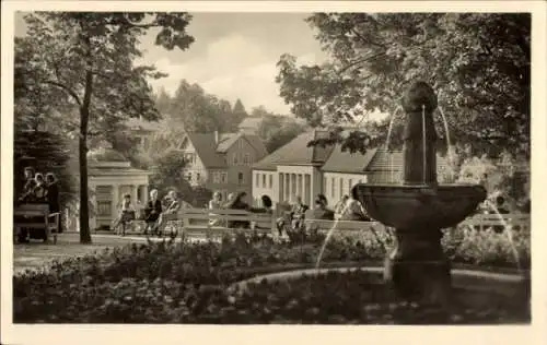 Ak Bad Liebenstein im Thüringer Wald, Badehaus, Brunnentempel, Blick vom Kurgarten