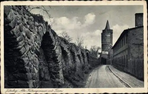 Ak Jüterbog im Kreis Teltow Fläming, Straßenpartie mit Blick zum Turm, Stadtmauer