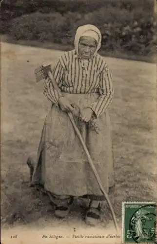 Ak Sologne, Französische Tracht, Frau mit Harke