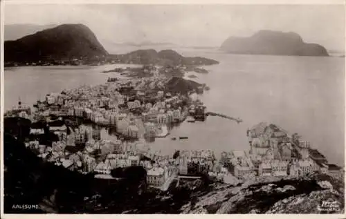 Ak Ålesund Aalesund Norwegen, Vogelschau über den Ort, Bucht, Hafen