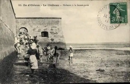 Ak Ile d'Oléron Charente Maritime, Le Chateau, Fischer an der falschen Tür