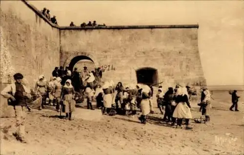 Ak Le Château-d'Oléron Charente Maritime, Unter den Stadtmauern der Zitadelle