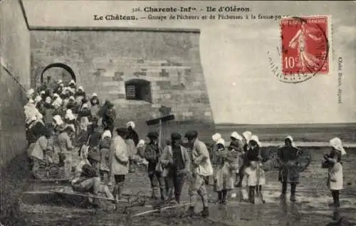 Ak Le Château-d'Oléron Charente Maritime, Gruppe von Fischern und Fischerinnen an der falschen Tür