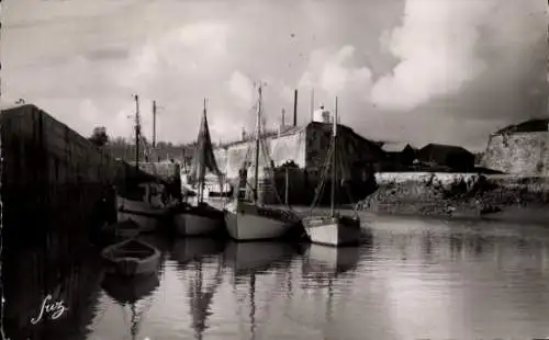 Ak Le Château-d'Oléron Charente Maritime, Der Hafen und die Stadtmauer