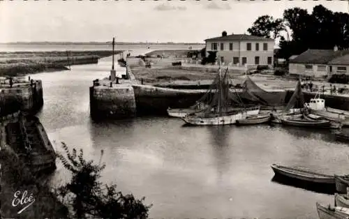 Ak Le Château-d'Oléron Charente Maritime, Der Eingang und eine Ecke des Hafens, Unten Marennes