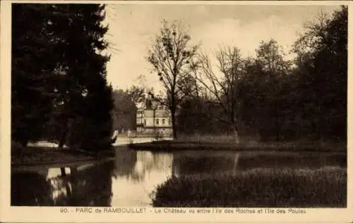 Ak Rambouillet Yvelines, Park, Le Chateau vu entre l'Ile des Roches et l'Ile des Poules