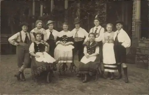 Foto Ak Frauen in Trachten und Männerkleidung, Dirndl