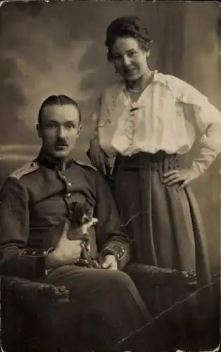 Foto Ak Soldat und Frau mit Hundewelpen