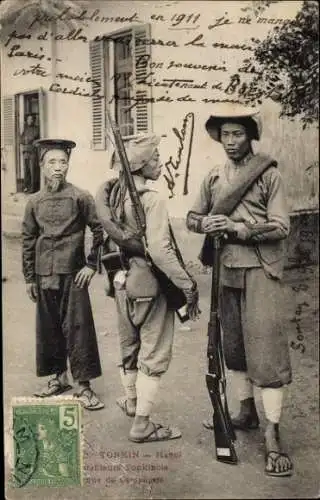 Ak Hanoi Tonkin Vietnam, Vietnamesen mit Gewehren