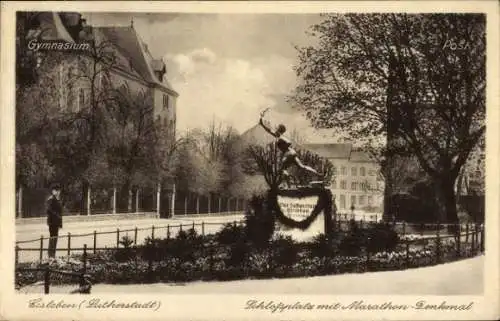 Ak Lutherstadt Eisleben, Schlossplatz mit Marathon Denkmal