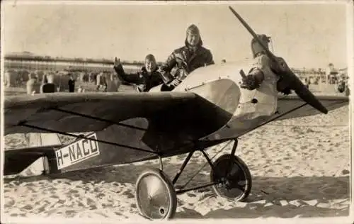 Foto Ak Flugzeug H-NACO am Strand, Pilot, Niederlande