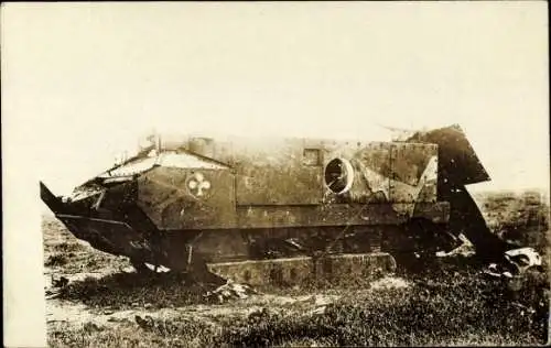 Foto Ak zerstörter französischer Panzer Char Schneider CA1 auf dem Schlachtfeld, 1. WK