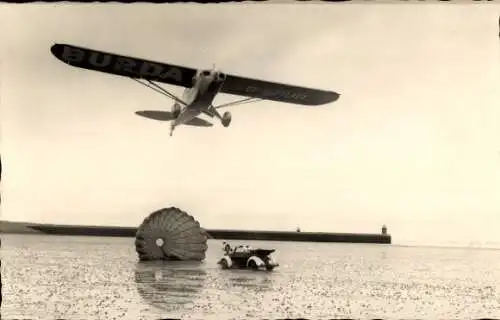 Foto Ak Fallschirmspringer, Segelflugzeug, Auto