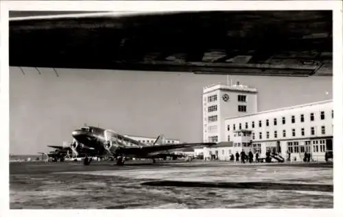 Ak Frankfurt am Main, Flughafen, Empfangsgebäude, Fleugzeugrampe