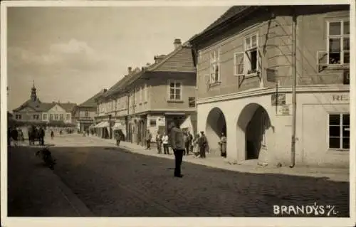 Ak Brandýs nad Labem Brandeis an der Elbe Mittelböhmen, Straße, Passanten