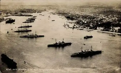 Ak Kiel in Schleswig Holstein, Blick auf den Ort mit Deutschen Kriegsschiffen, Flotte