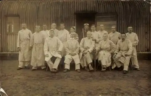 Foto Ak Lazarett, verwundete Soldaten vor einer Baracke, Krankenschwester, 1914