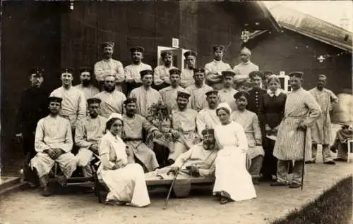 Foto Ak Lazarett, verwundete Soldaten vor einer Baracke, Krankenschwestern