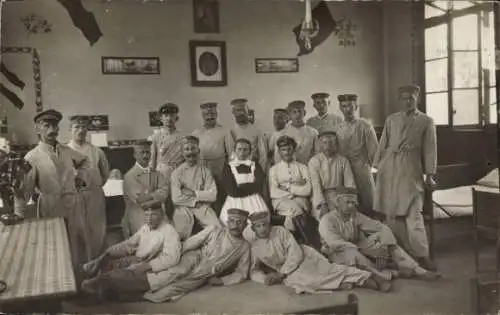 Foto Ak Lazarett, verwundete Soldaten, Krankenschwester