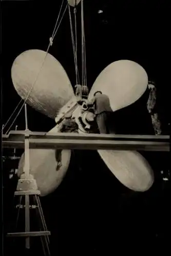 Ak Dampfschiff Deutschland, HAPAG, eine der Antriebsschrauben