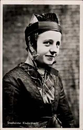 Ak Staphorst Overijssel Niederlande, Frau in Tracht