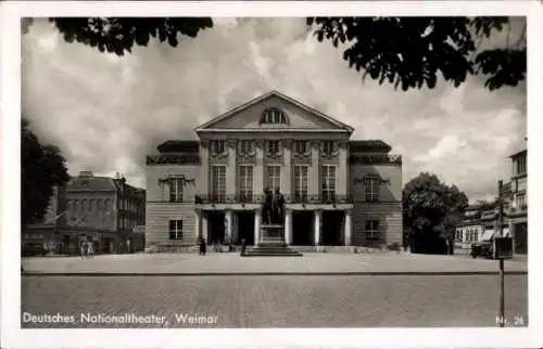 Ak Weimar in Thüringen, Deutsches Nationaltheater, Goethe-Schiller-Denkmal