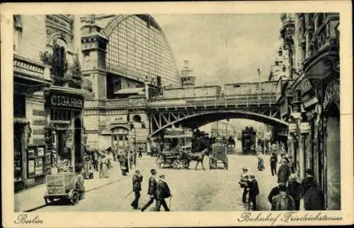 Ak Berlin Mitte, Friedrichstraße, Bahnhof, Pferdekutschen, Passanten, Geschäft Cigarren