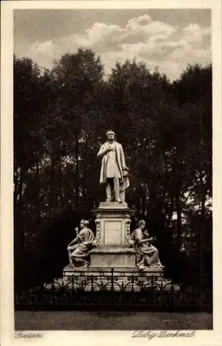 Ak Gießen an der Lahn Hessen, Liebig Denkmal