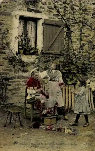 Ak Französische Tracht, Frau mit Enkeltöchtern, Blumen, Wohnhaus