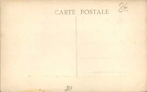 Ak La Tremblade Charente Maritime, Rathaus und Kriegsdenkmal