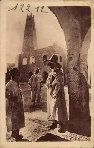 Ak Algier Alger Algerien, Menschen vor der Moschee