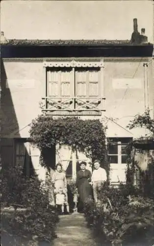 Foto Ak Familienportrait am Haus