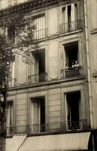 Foto Ak Paris, Frauen am Fenster des Wohnhauses