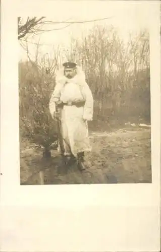 Foto Ak deutscher Soldat, Standportrait im Mantel, mit Gewehr