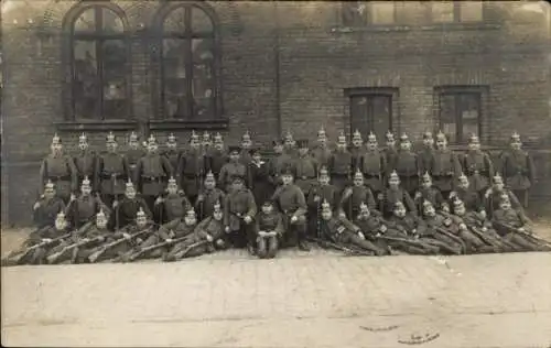 Foto Ak Wesel am Niederrhein, Deutsche Soldaten in Uniformen, Gruppenaufnahme