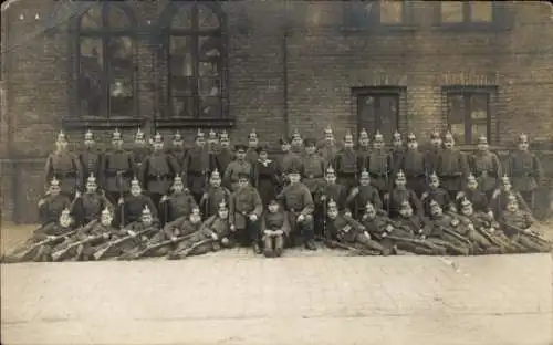 Foto Ak Wesel am Niederrhein, Deutsche Soldaten in Uniformen, Gruppenaufnahme