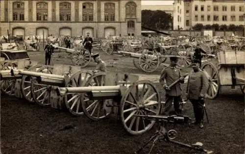 Foto Ak Deutsche Soldaten in Uniformen und Geschütze auf einem Platz