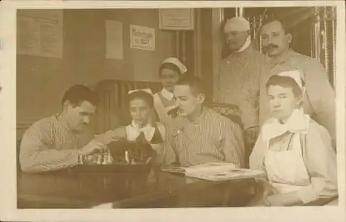 Foto Ak Soldaten spielen Schach im Lazarett, Krankenschwestern