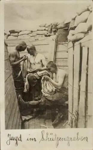Foto Ak Soldaten suchen Läuse, Schützengraben, I WK