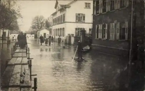 Foto Ak Worms am Rhein, Hochwasser, Überschwemmte Straße