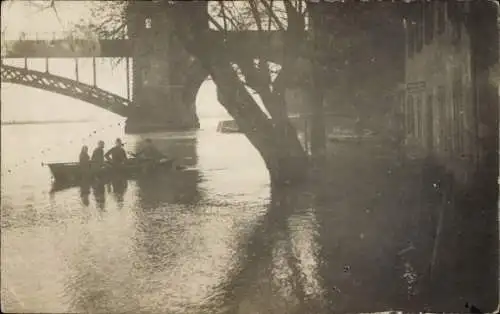 Foto Ak Worms am Rhein, Hochwasser, Brücke, Ruderboot