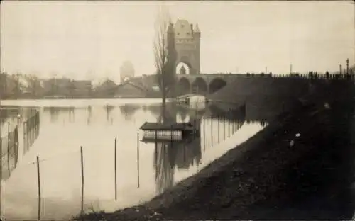 Foto Ak Worms am Rhein, Hochwasser, Brücke